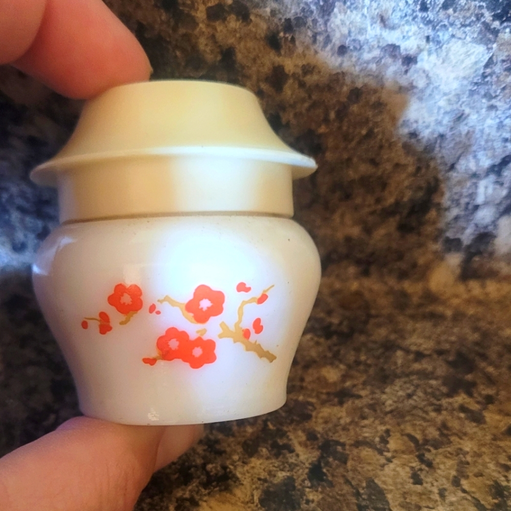 Vintage 1970s Avon IMPERIAL GARDEN Cream Sachet .66oz Glass Jar Japan
